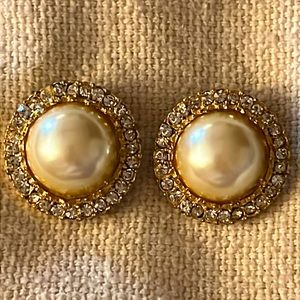 Vintage beautiful round with diamonds and a big pearl in the center